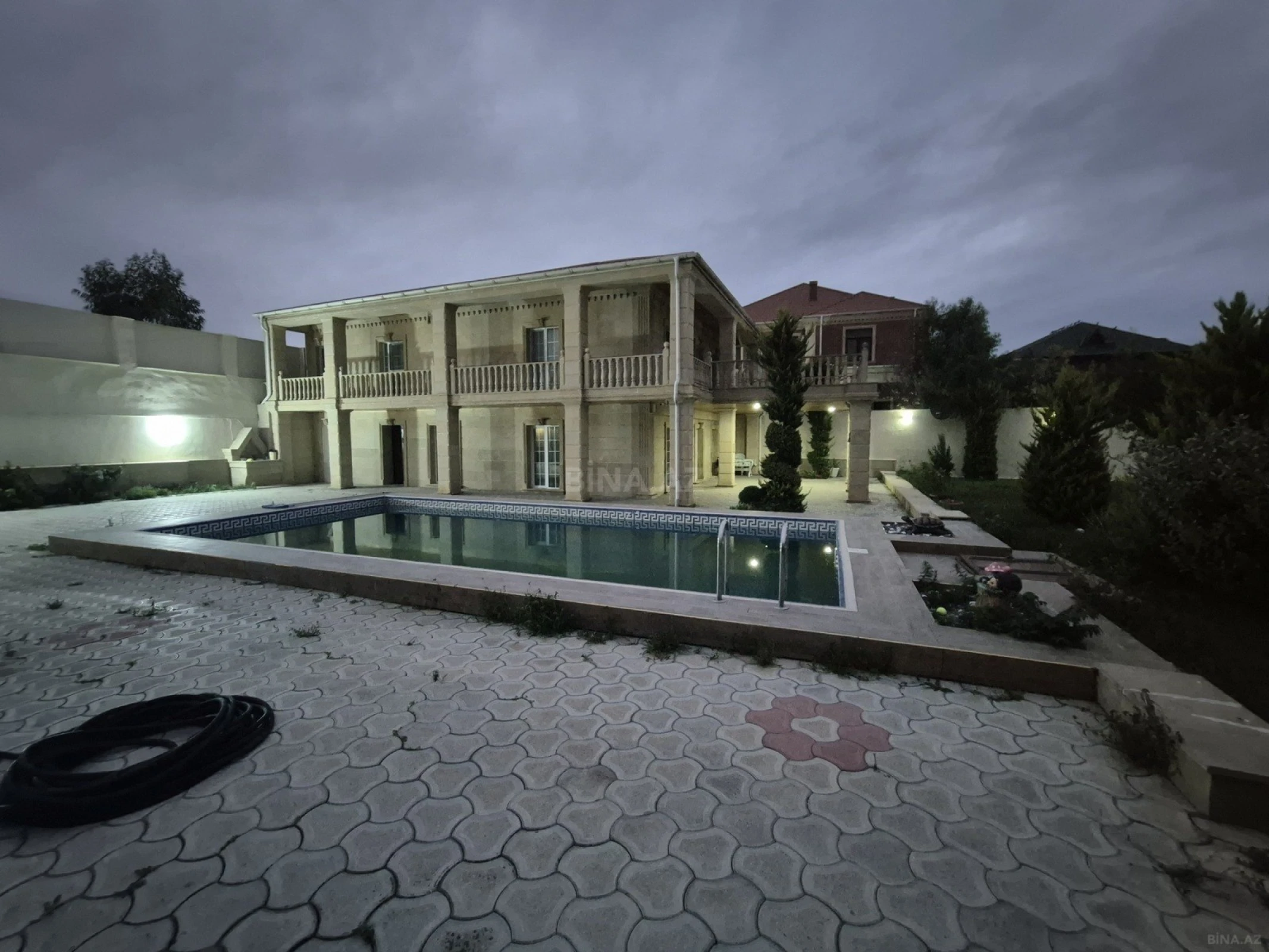 Satılır 4 otaqlı həyət evi 250 m²