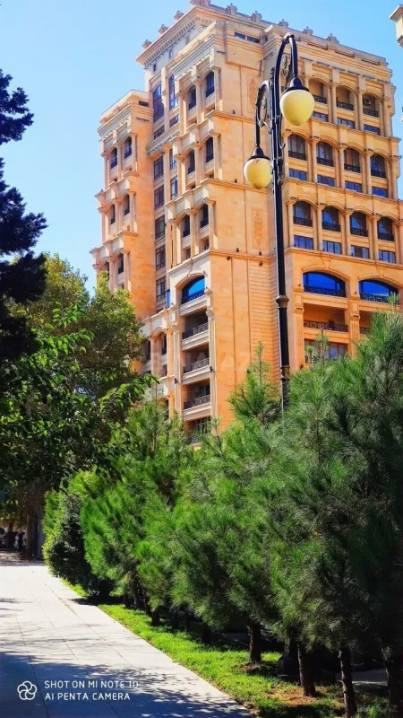 Satılır 4 otaqlı mənzil 170 m²