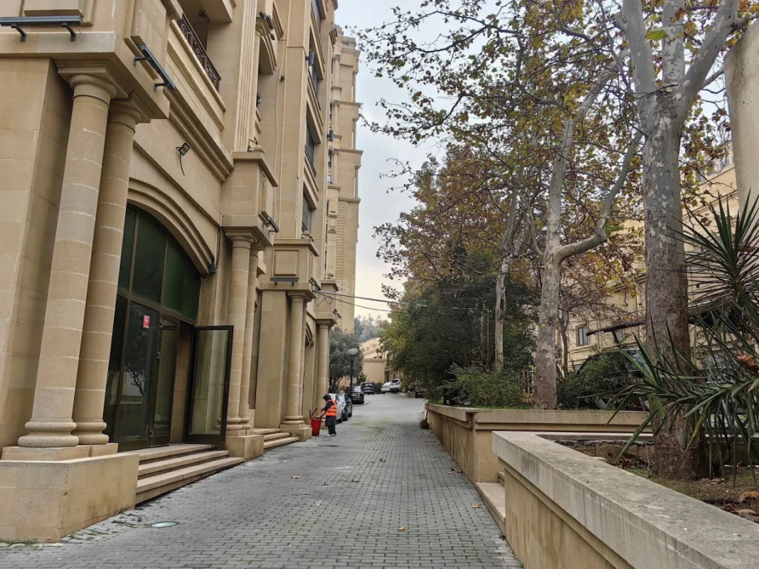 Satılır 4 otaqlı mənzil 170 m²