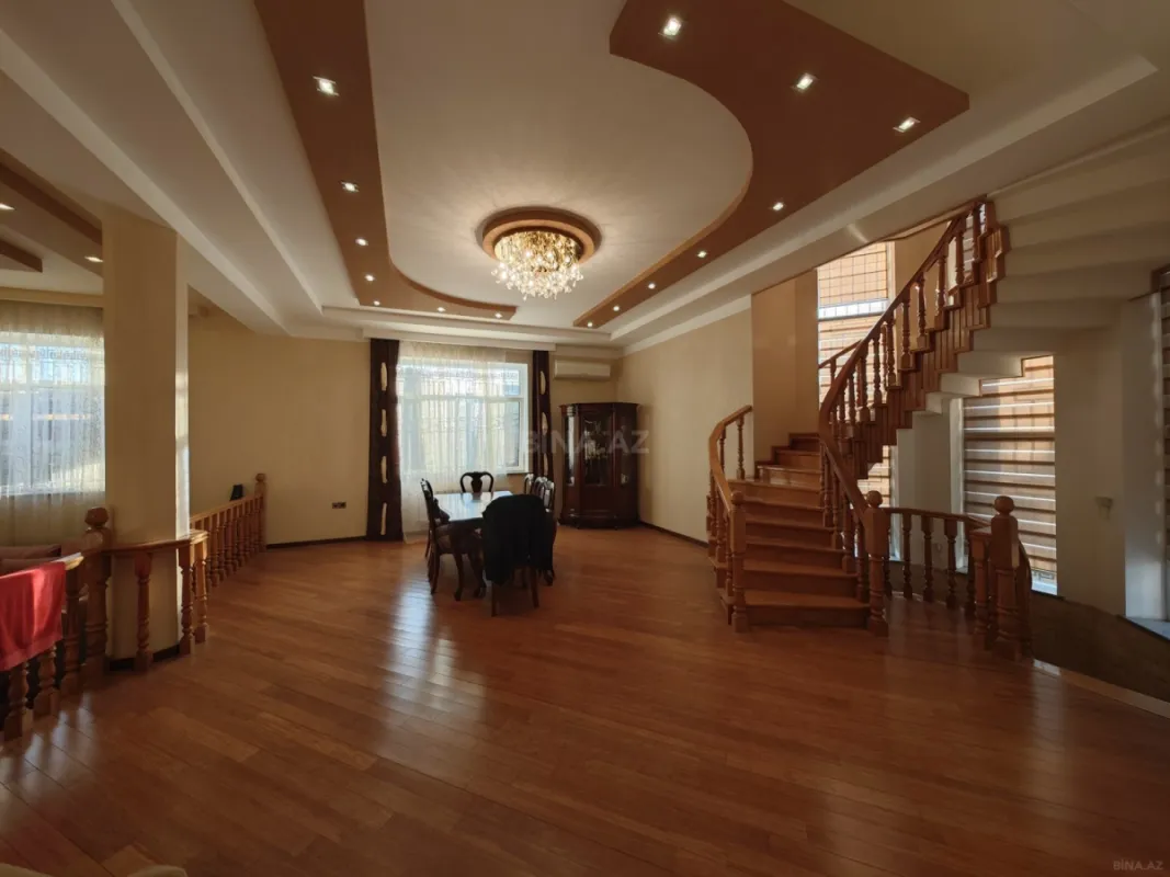 Satılır 10 otaqlı həyət evi 300 m²