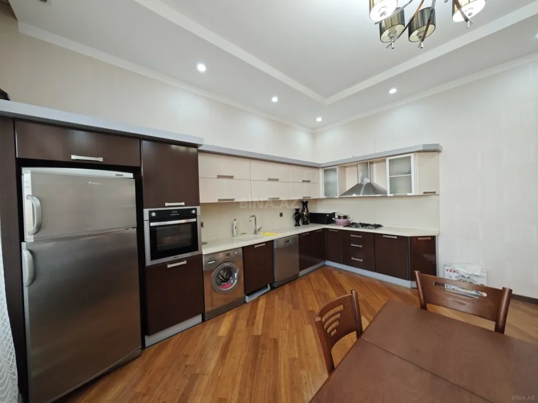 Satılır 10 otaqlı həyət evi 300 m²