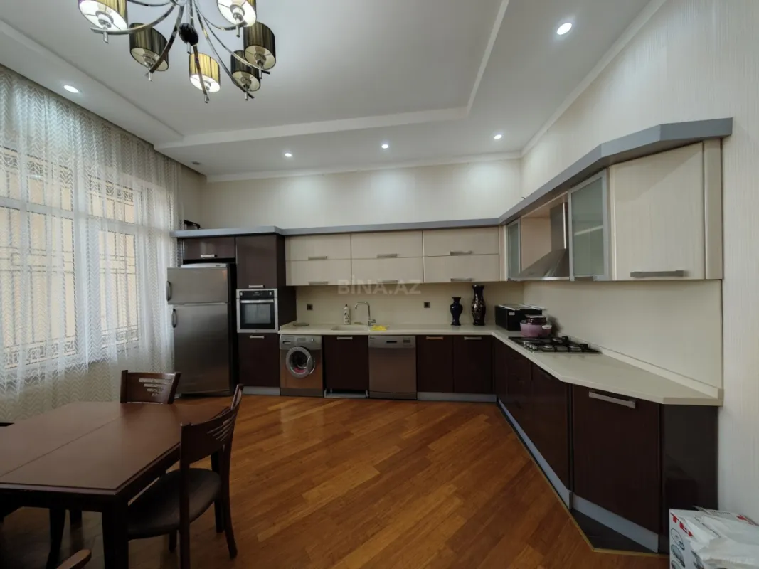 Satılır 10 otaqlı həyət evi 300 m²