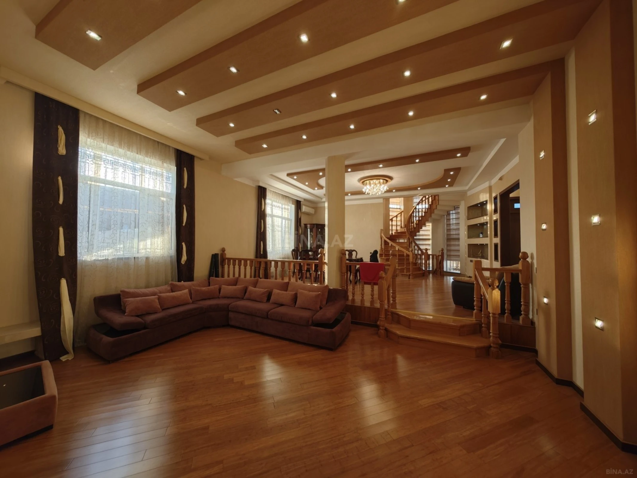 Satılır 10 otaqlı həyət evi 300 m²