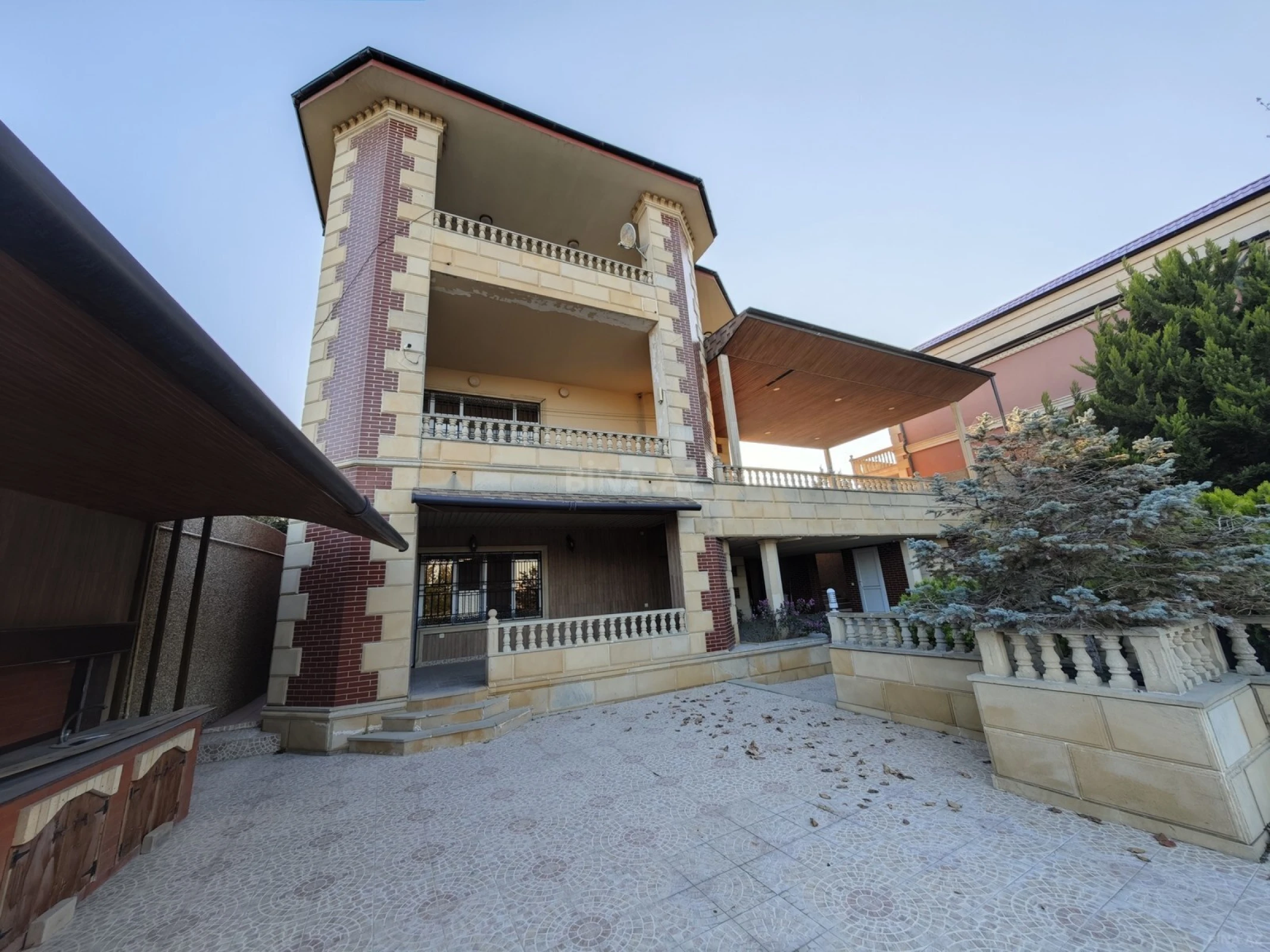 Satılır 10 otaqlı həyət evi 300 m²