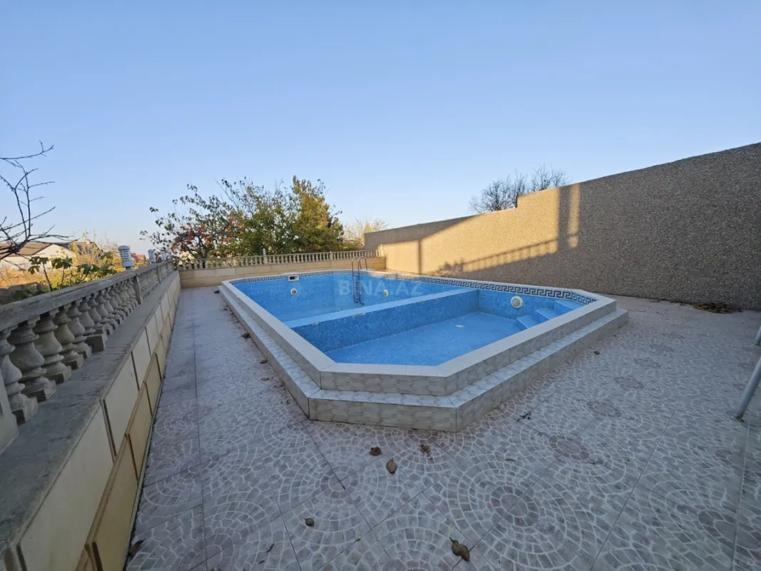 Satılır 10 otaqlı həyət evi 300 m²