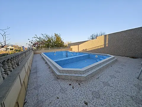 Satılır 10 otaqlı həyət evi 300 m²