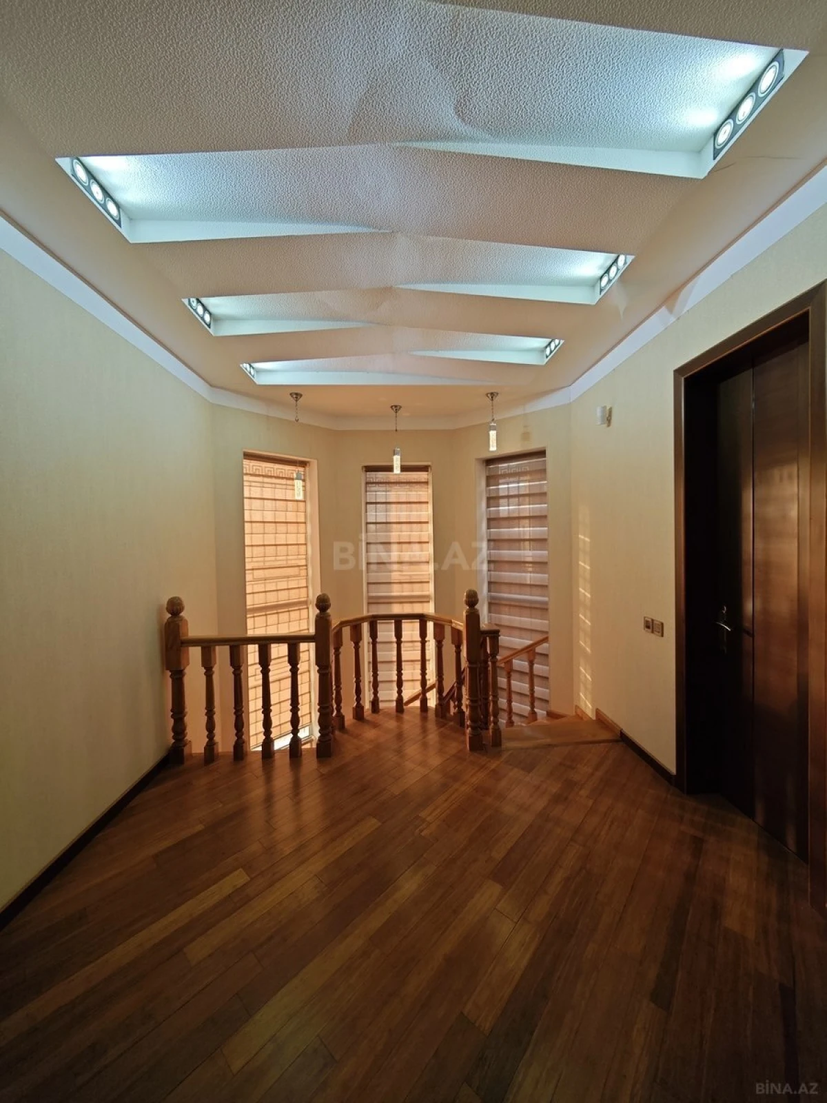 Satılır 10 otaqlı həyət evi 300 m²