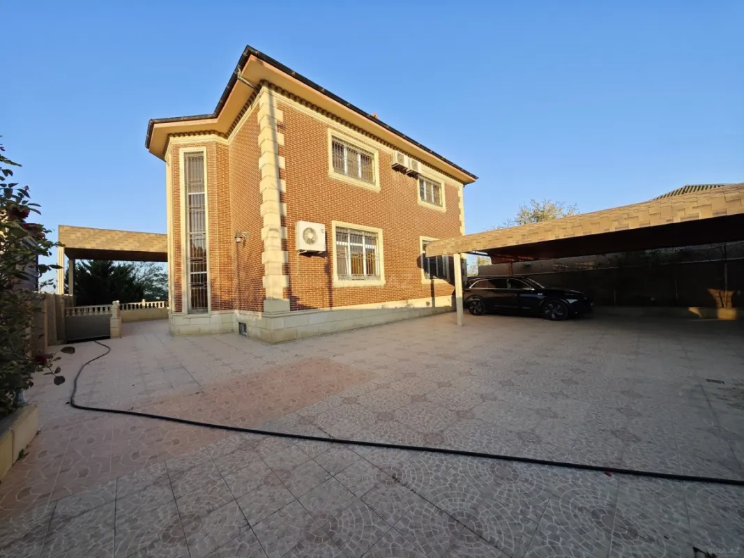 Satılır 10 otaqlı həyət evi 300 m²