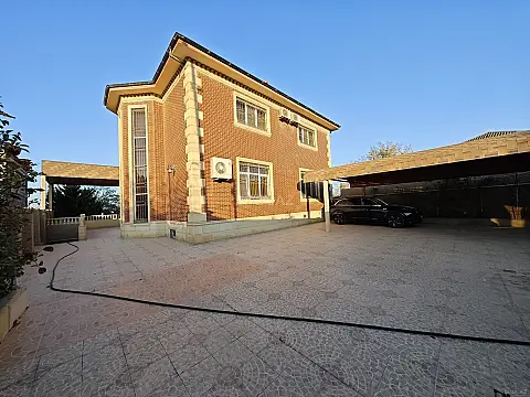 Satılır 10 otaqlı həyət evi 300 m²