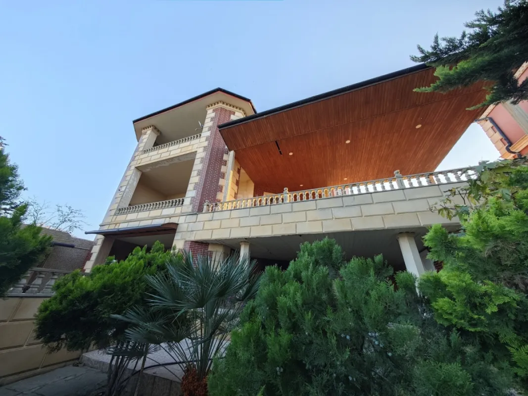 Satılır 10 otaqlı həyət evi 300 m²