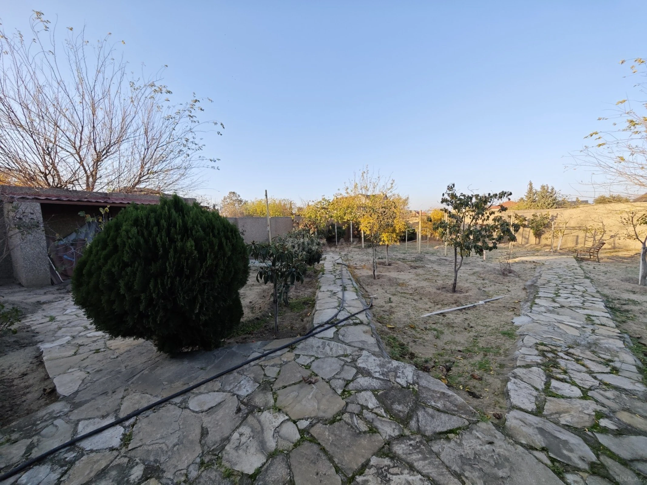 Satılır 10 otaqlı həyət evi 300 m²