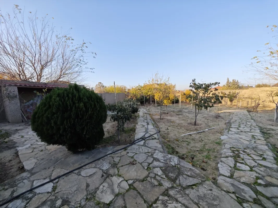 Satılır 10 otaqlı həyət evi 300 m²