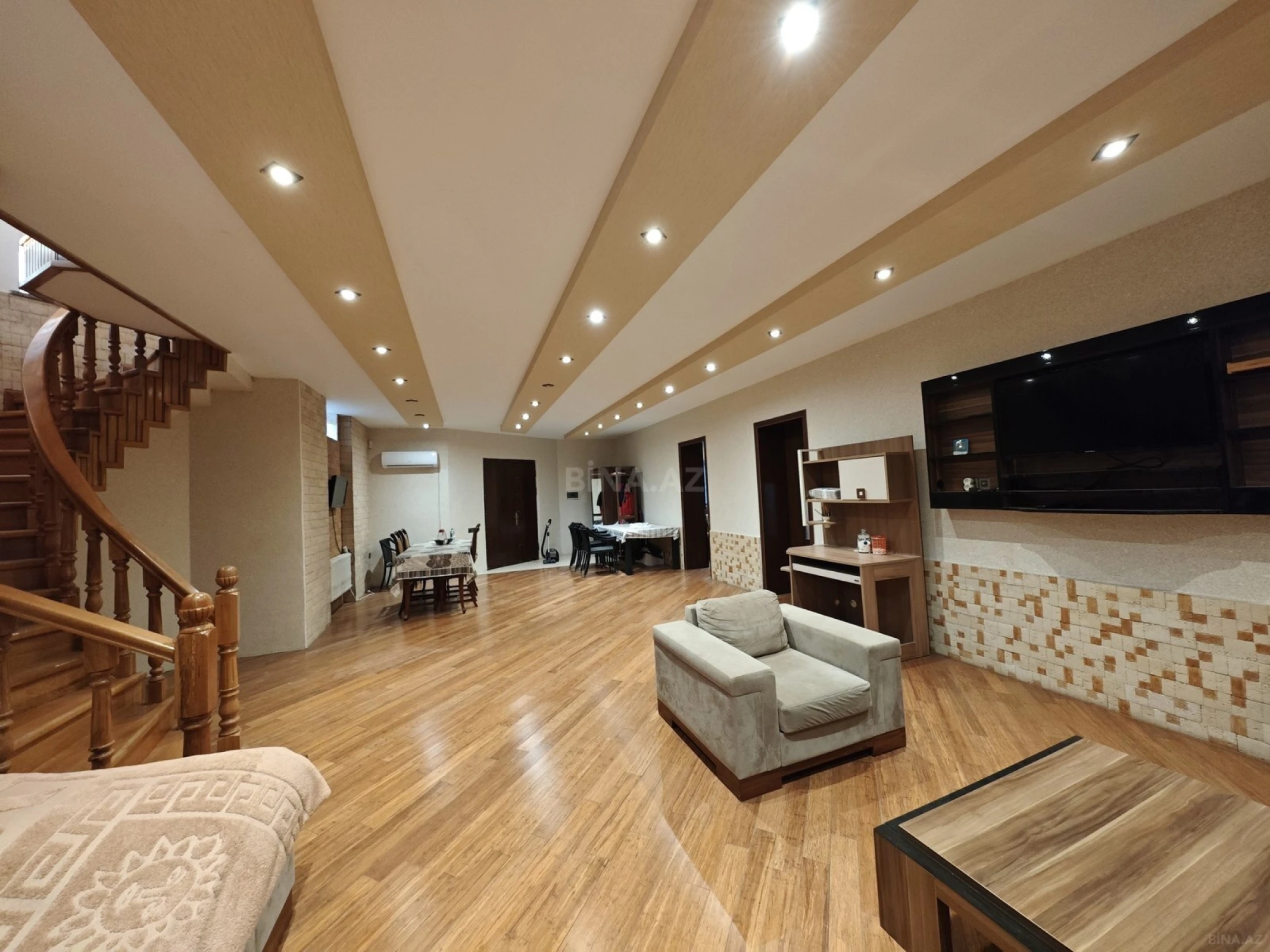 Satılır 10 otaqlı həyət evi 300 m²