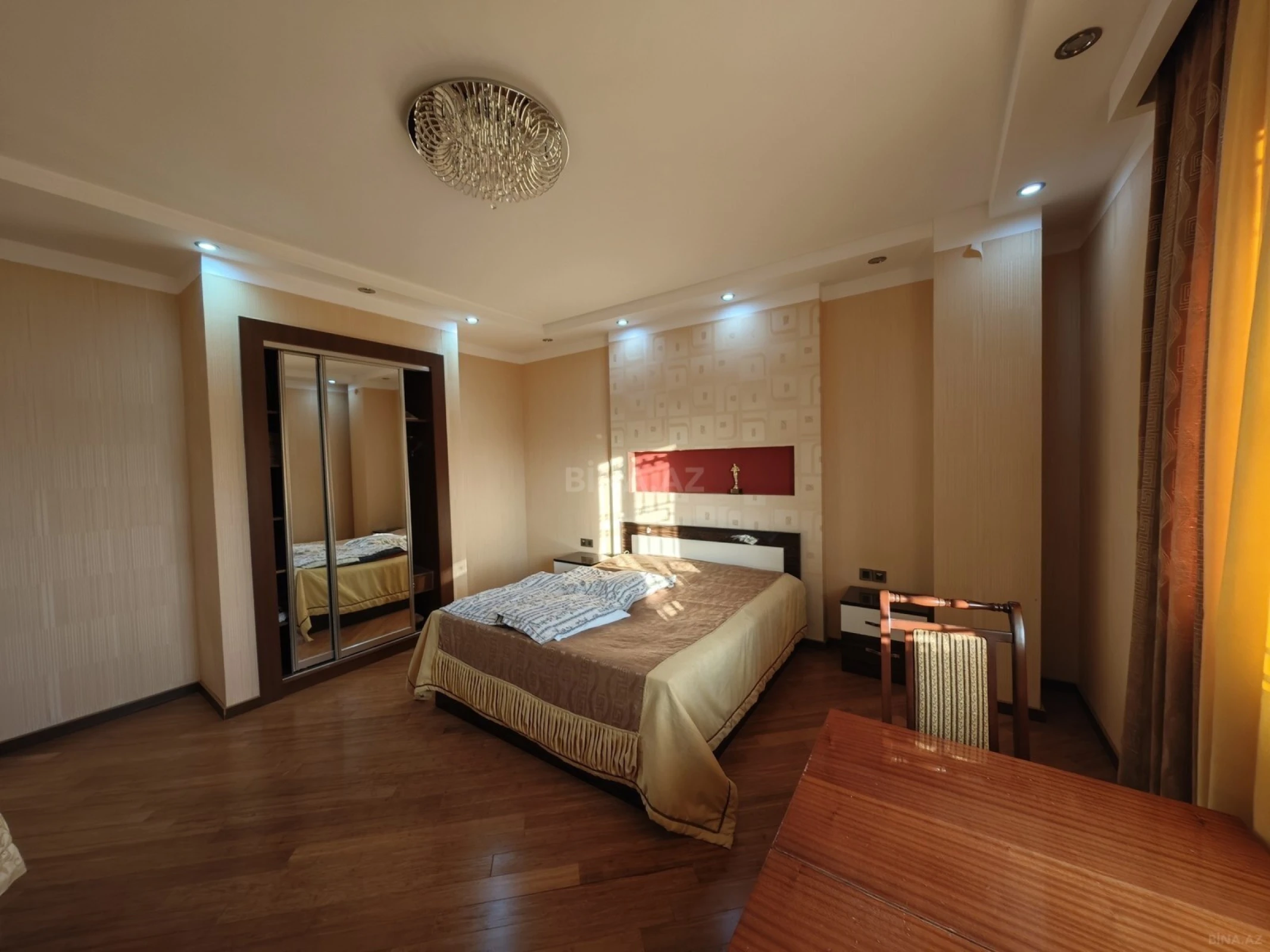 Satılır 10 otaqlı həyət evi 300 m²