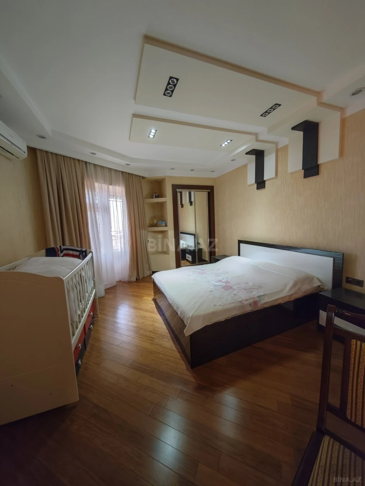 Satılır 10 otaqlı həyət evi 300 m²