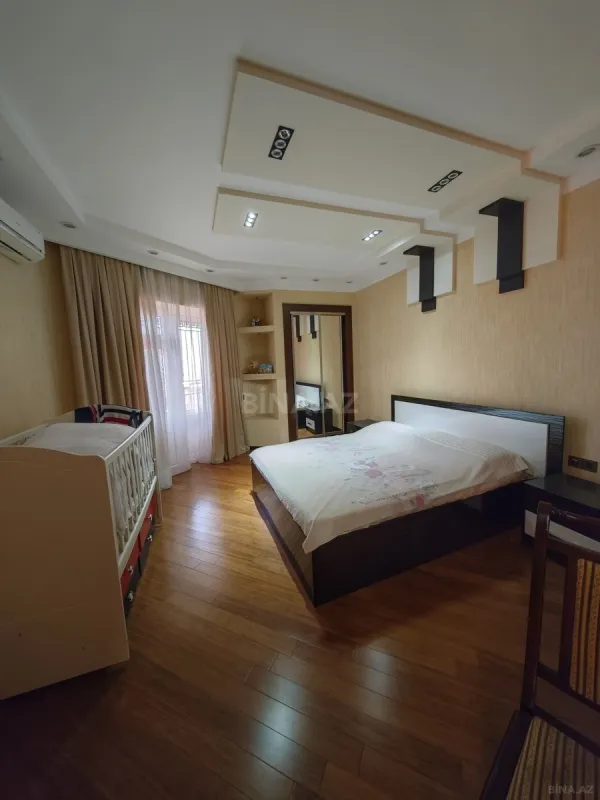 Satılır 10 otaqlı həyət evi 300 m²