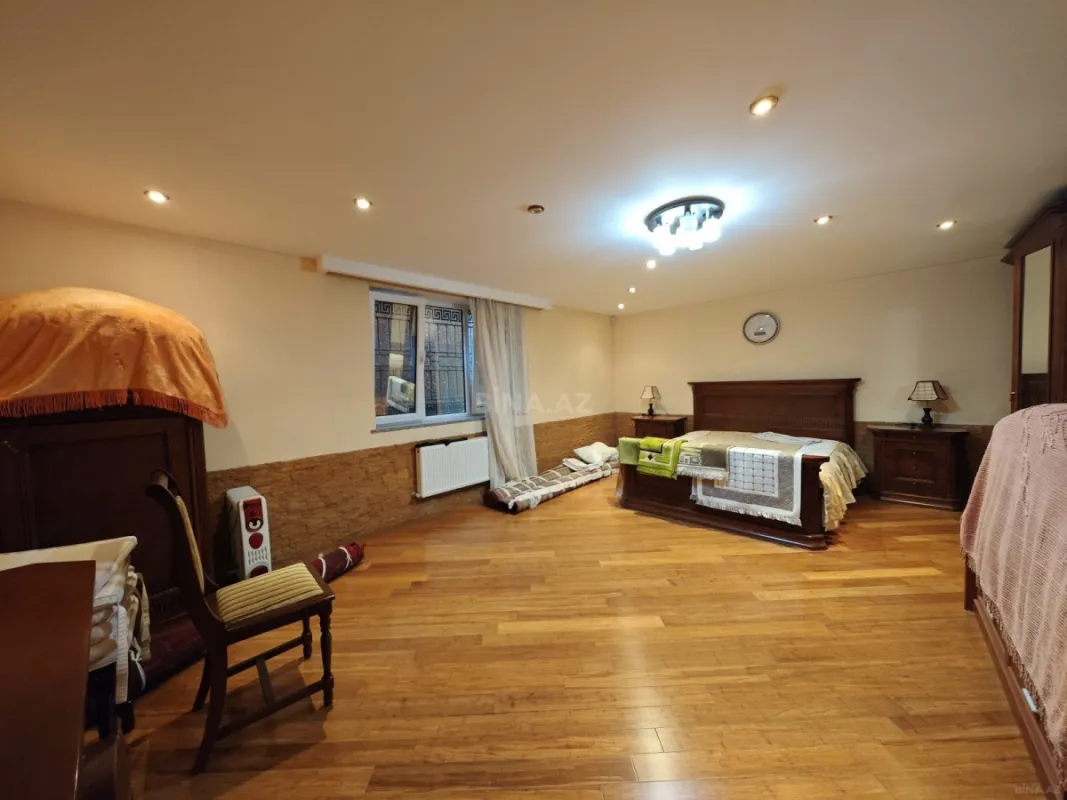 Satılır 10 otaqlı həyət evi 300 m²