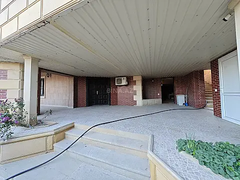 Satılır 10 otaqlı həyət evi 300 m²