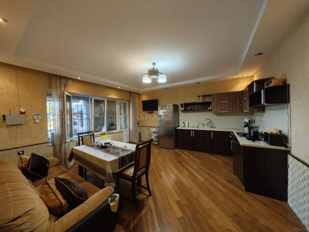 Satılır 10 otaqlı həyət evi 300 m²