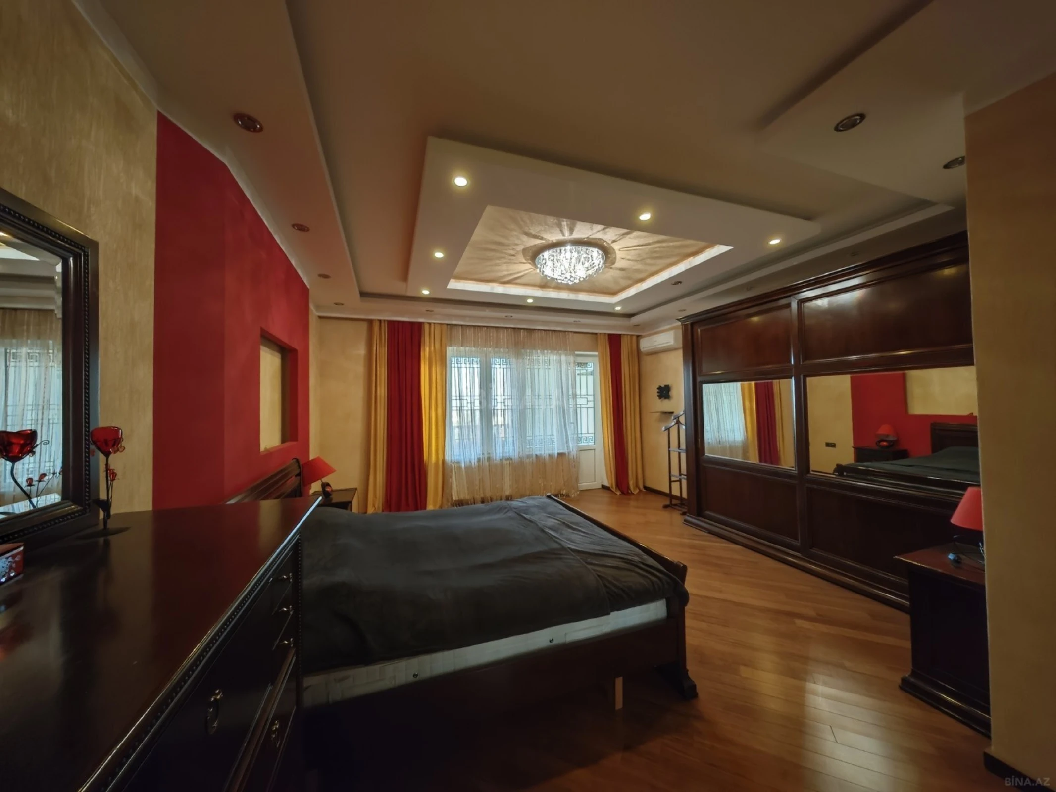 Satılır 10 otaqlı həyət evi 300 m²
