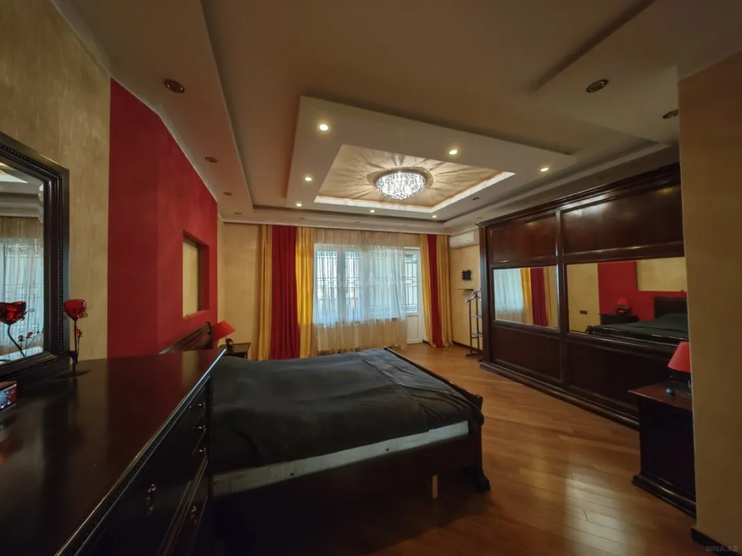 Satılır 10 otaqlı həyət evi 300 m²