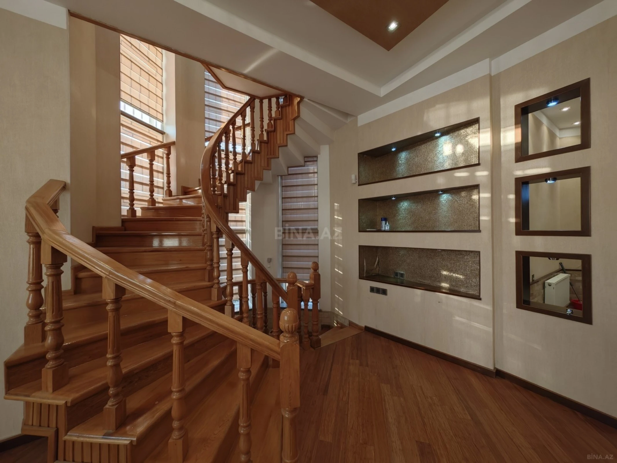 Satılır 10 otaqlı həyət evi 300 m²