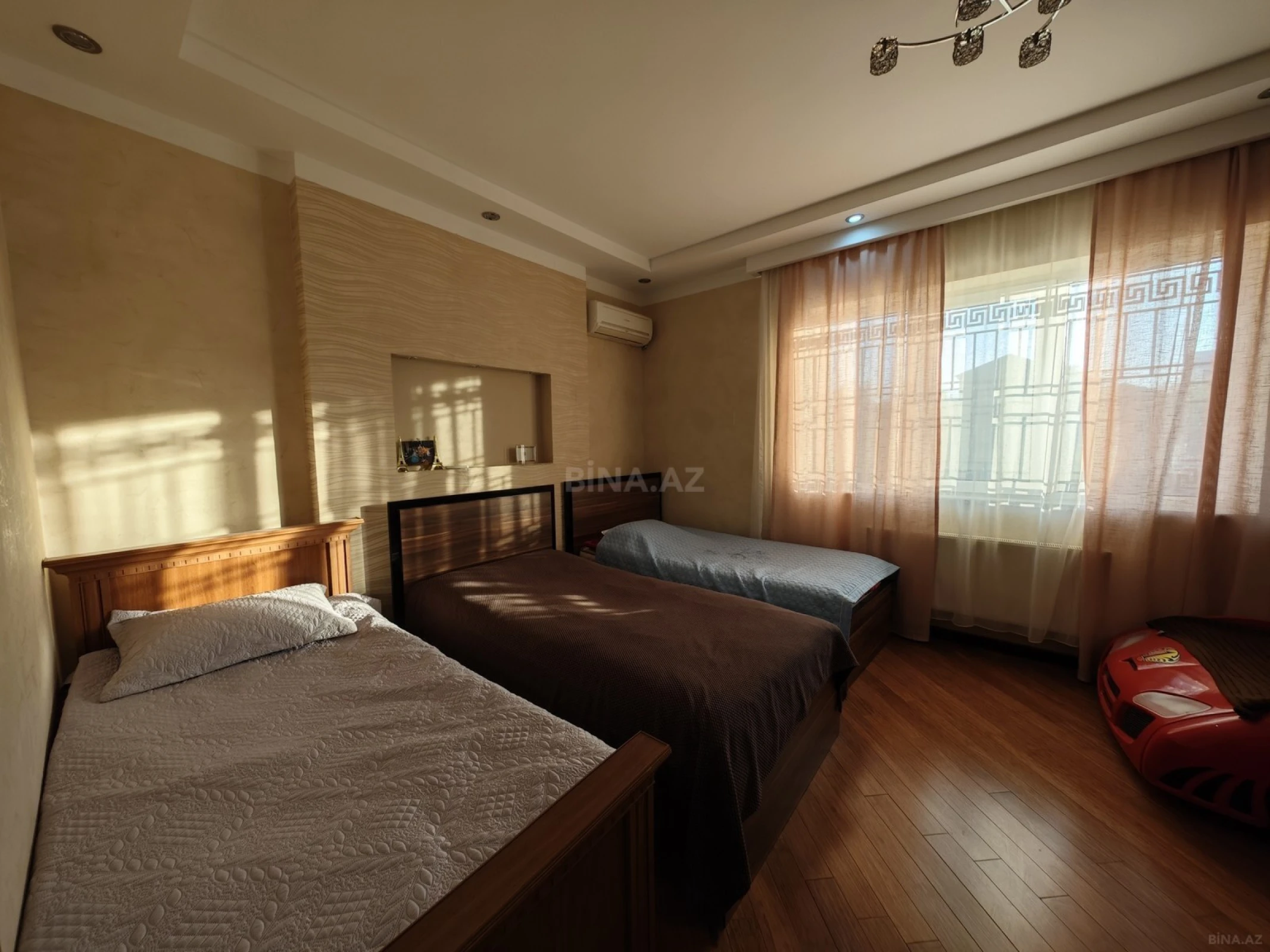 Satılır 10 otaqlı həyət evi 300 m²