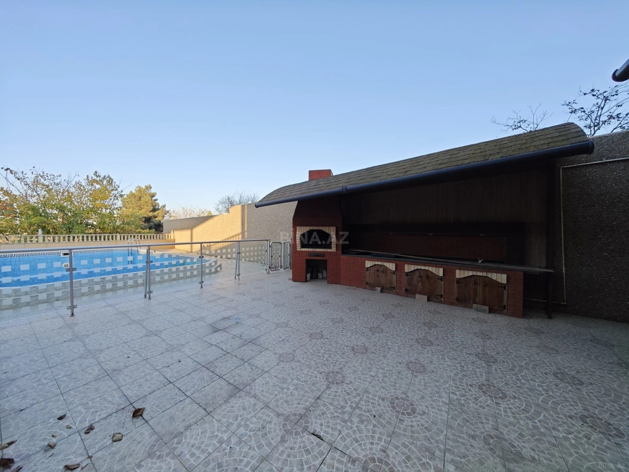 Satılır 10 otaqlı həyət evi 300 m²