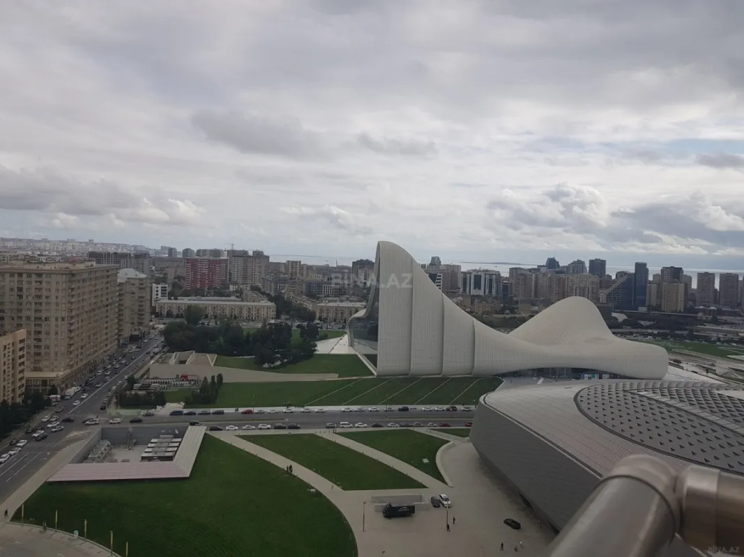 Satılır 13 otaqlı mənzil 1000 m²