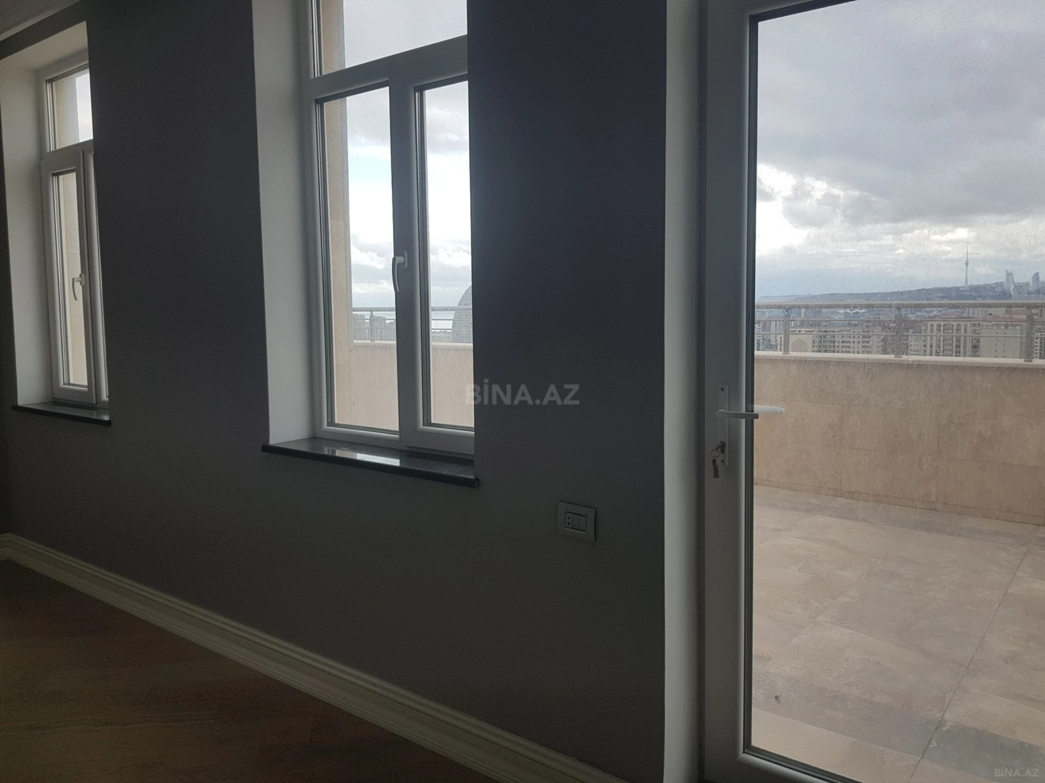 Satılır 13 otaqlı mənzil 1000 m²