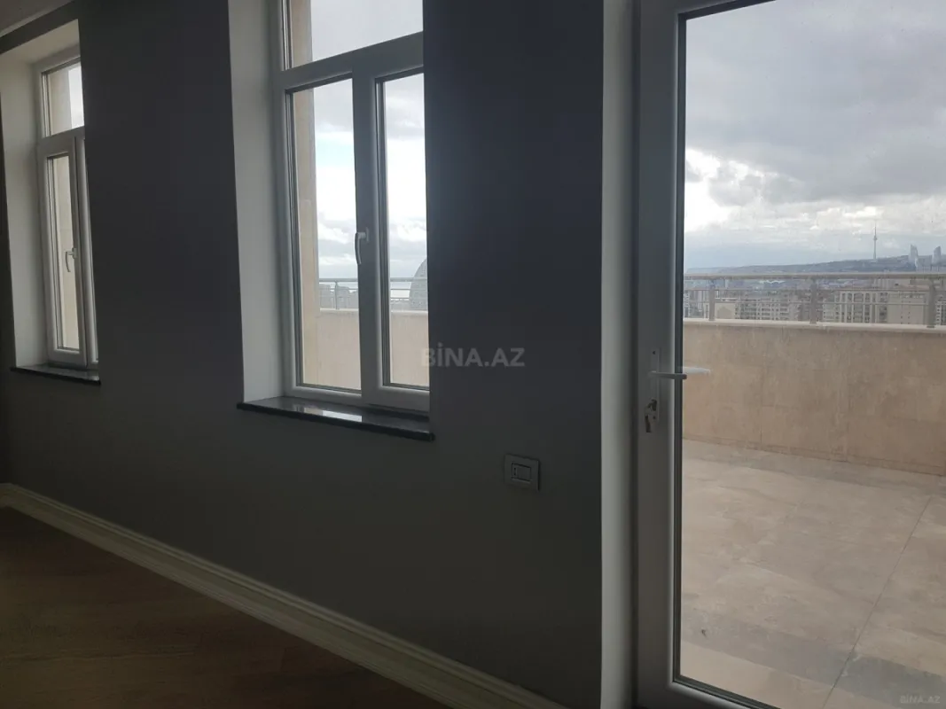 Satılır 13 otaqlı mənzil 1000 m²