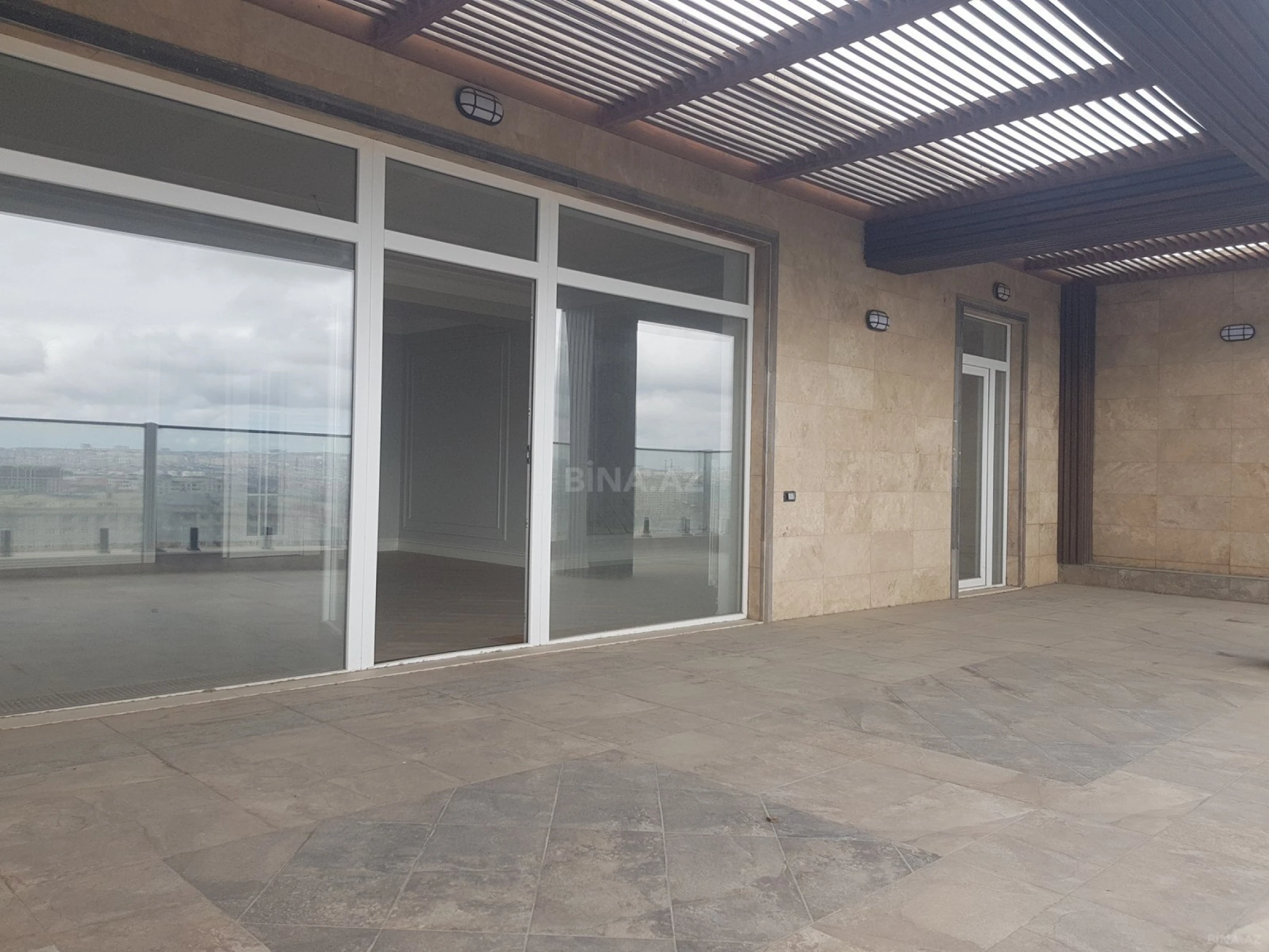 Satılır 13 otaqlı mənzil 1000 m²