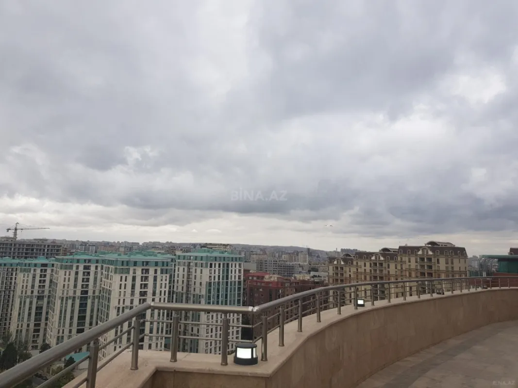 Satılır 13 otaqlı mənzil 1000 m²