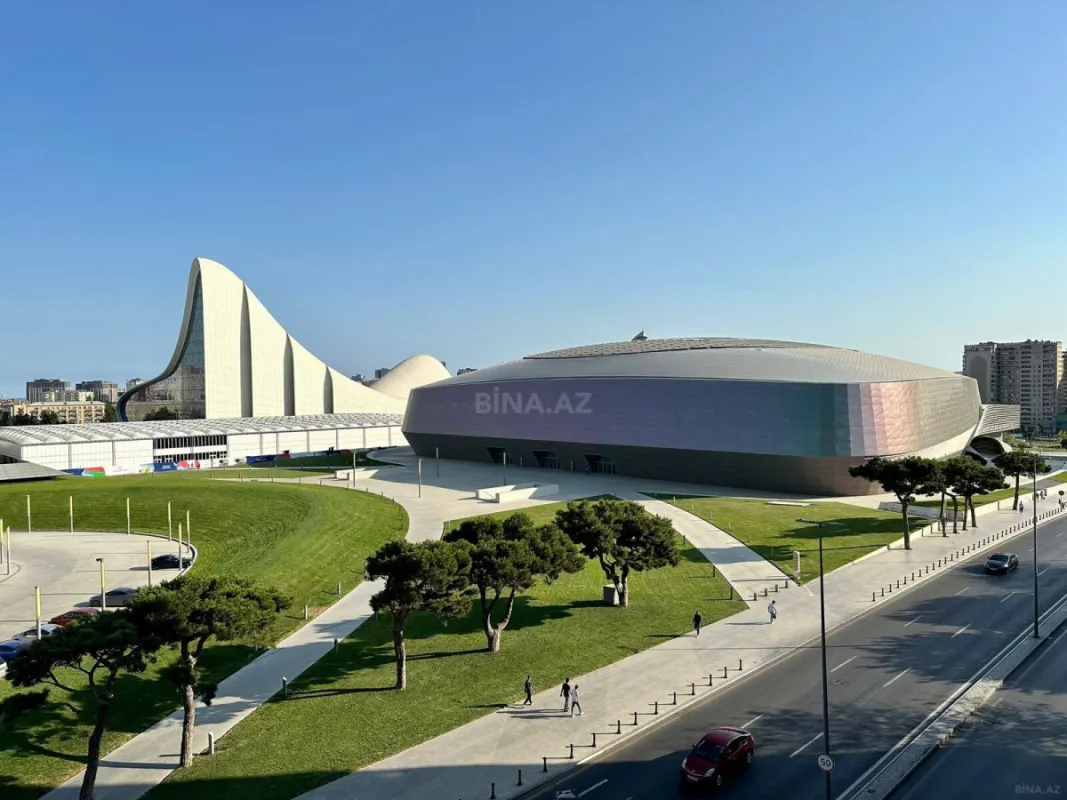 Satılır 13 otaqlı mənzil 1000 m²