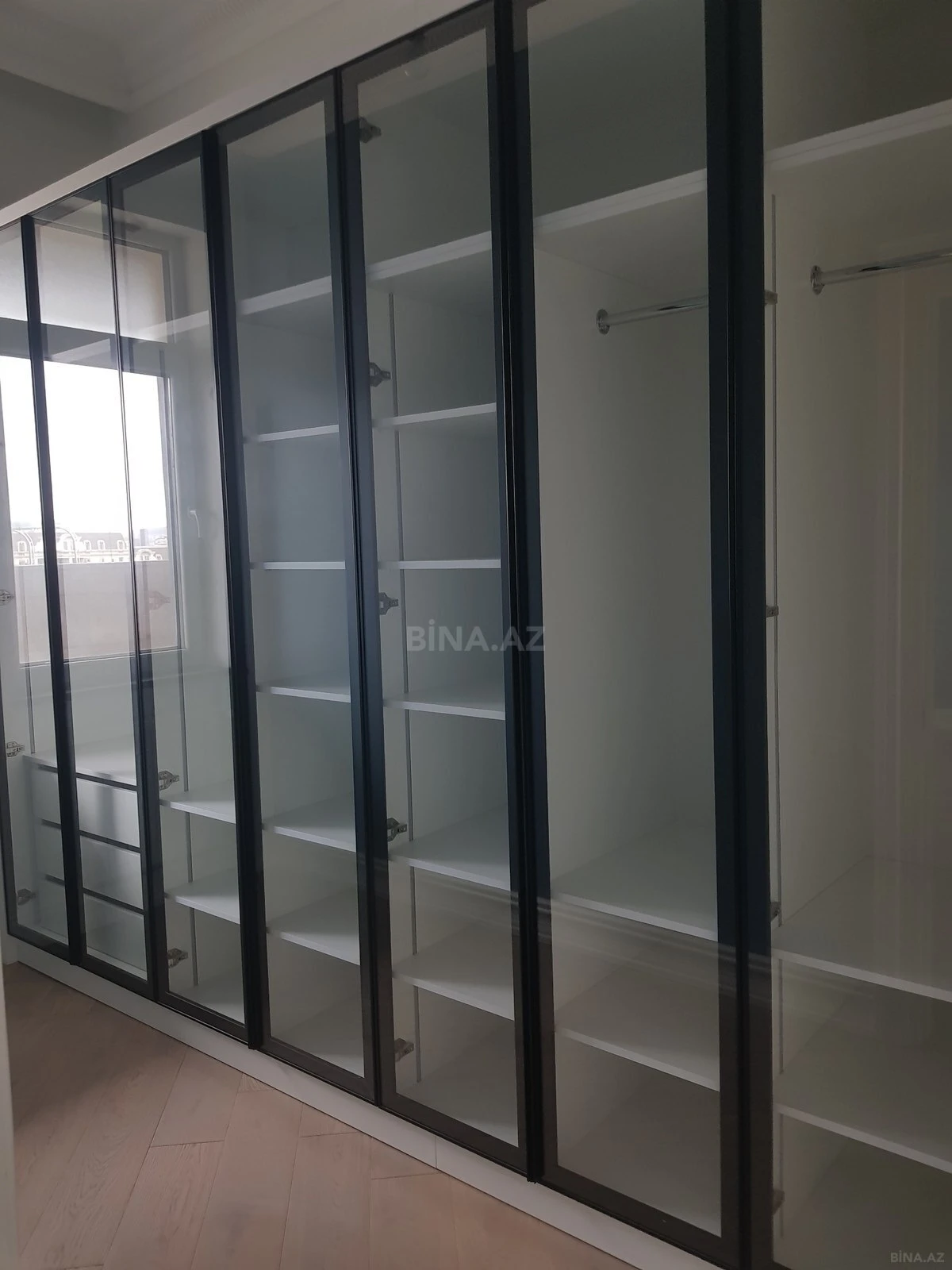 Satılır 13 otaqlı mənzil 1000 m²
