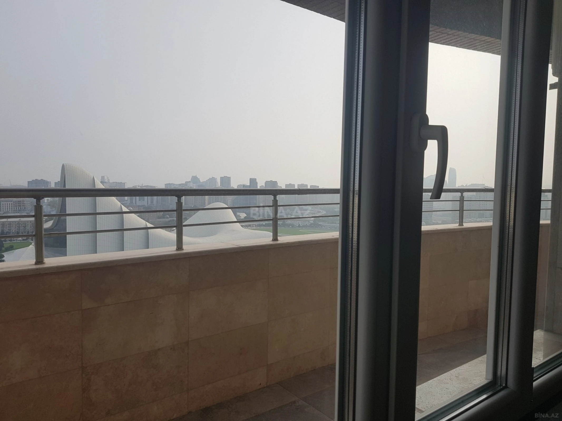 Satılır 13 otaqlı mənzil 1000 m²