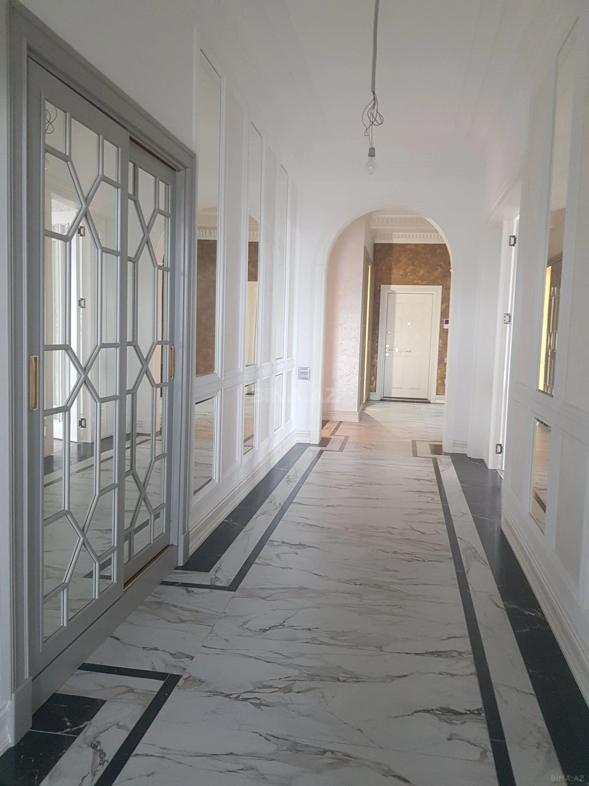 Satılır 13 otaqlı mənzil 1000 m²