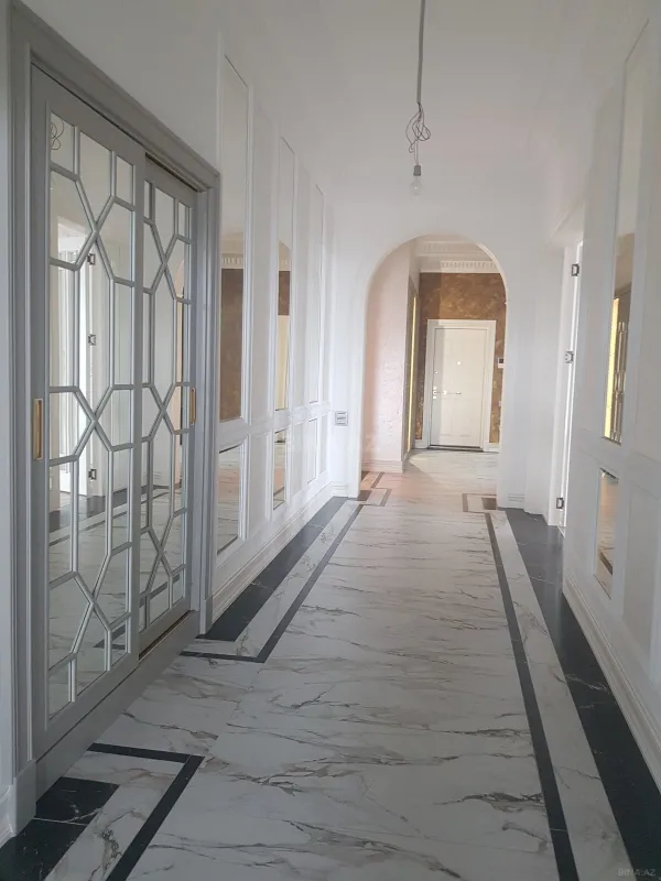 Satılır 13 otaqlı mənzil 1000 m²