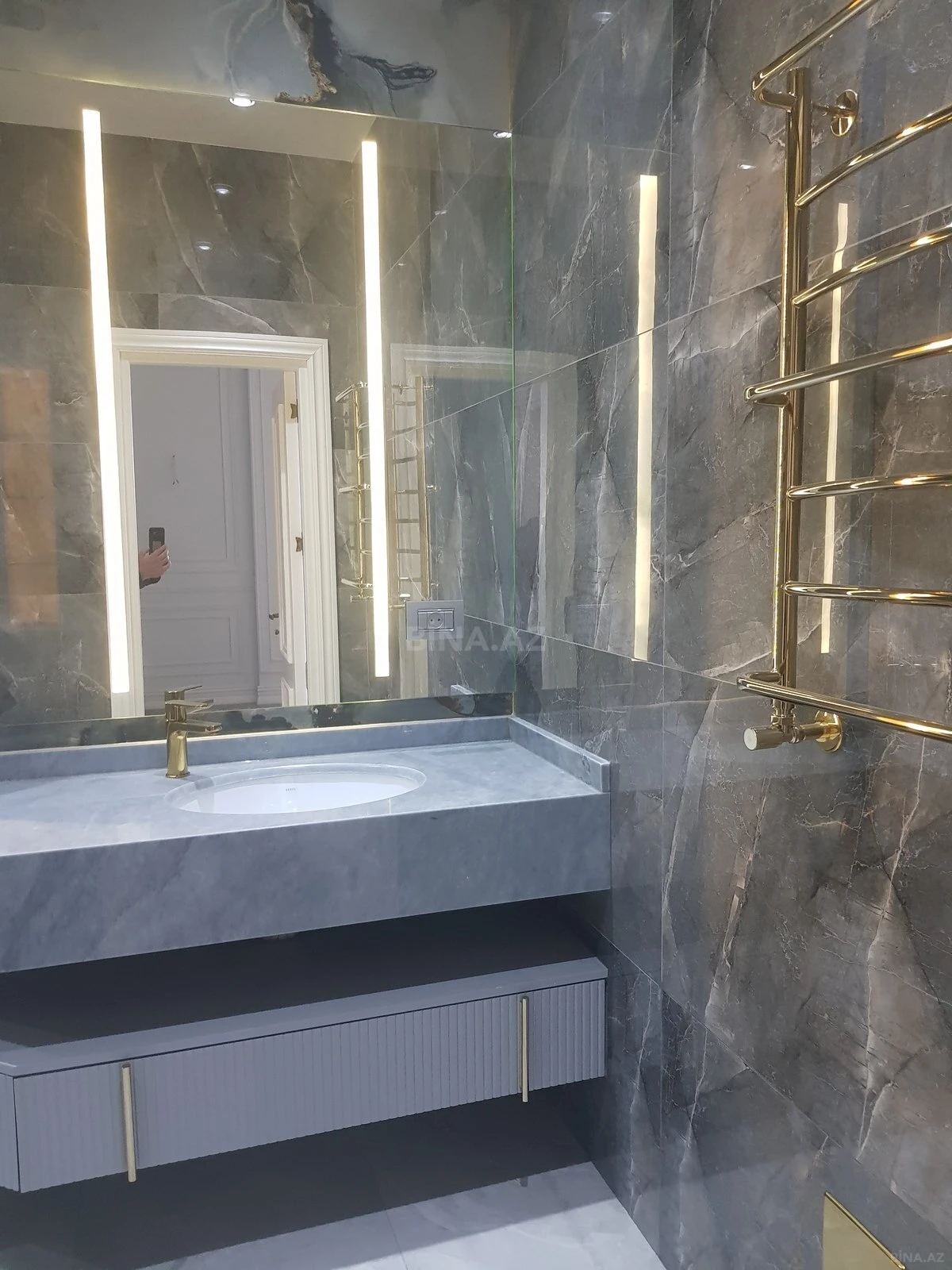 Satılır 13 otaqlı mənzil 1000 m²