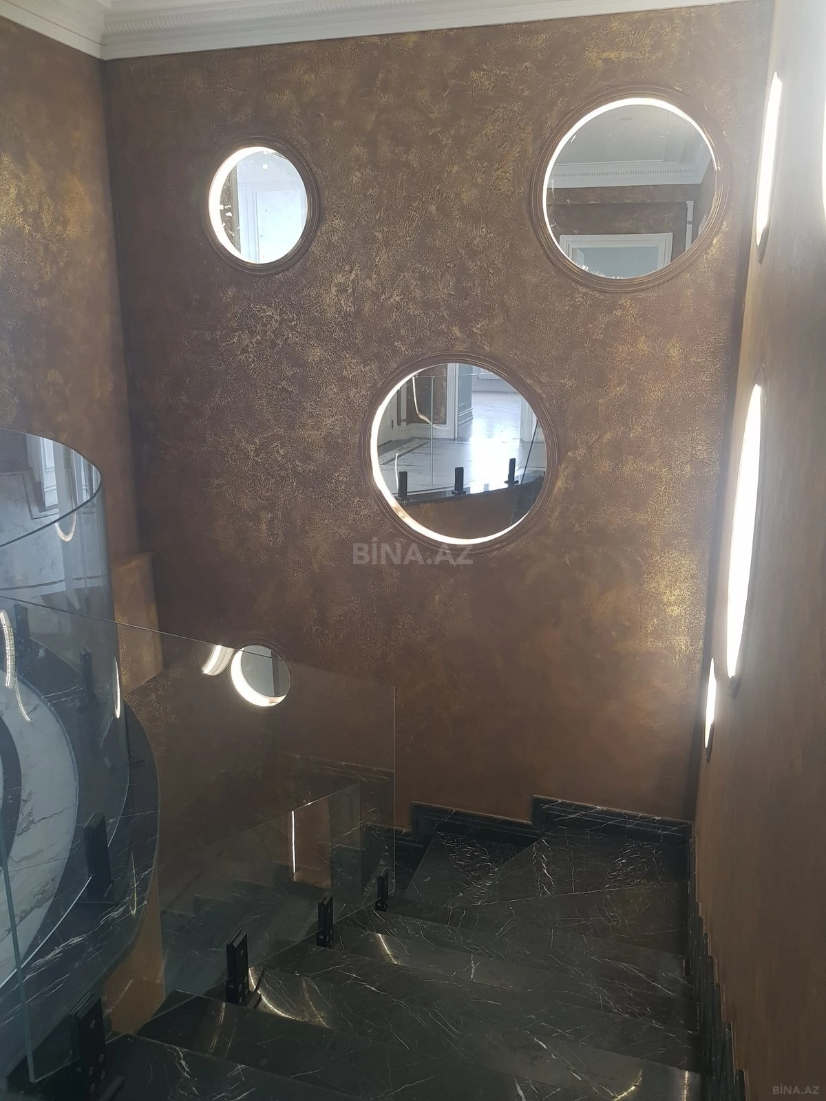 Satılır 13 otaqlı mənzil 1000 m²