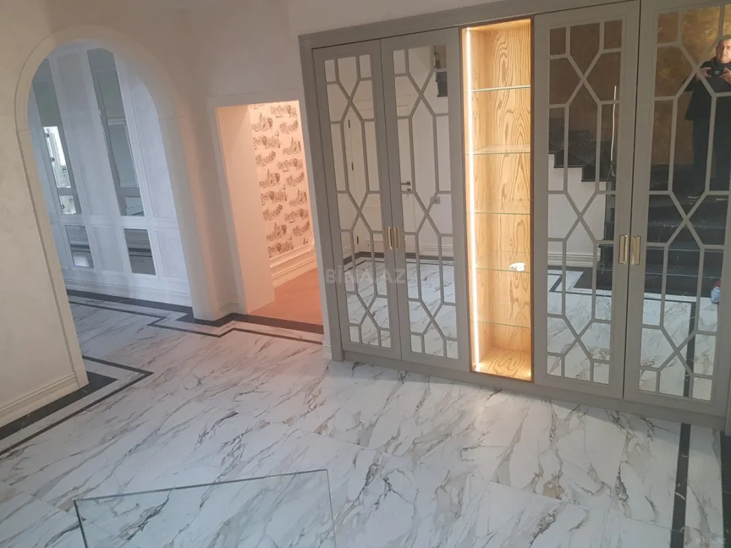 Satılır 13 otaqlı mənzil 1000 m²