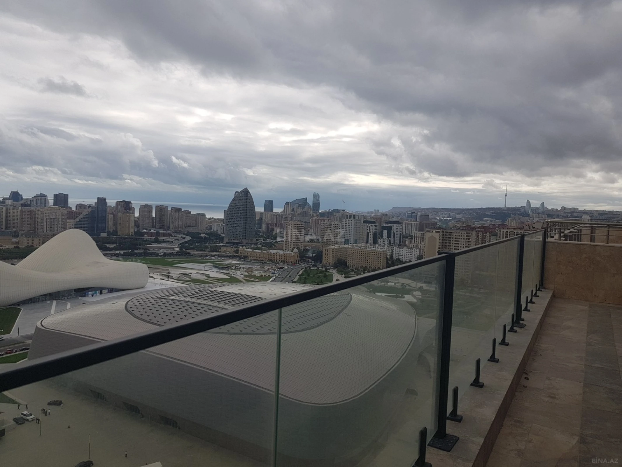 Satılır 13 otaqlı mənzil 1000 m²