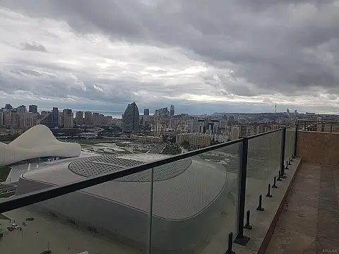 Satılır 13 otaqlı mənzil 1000 m²