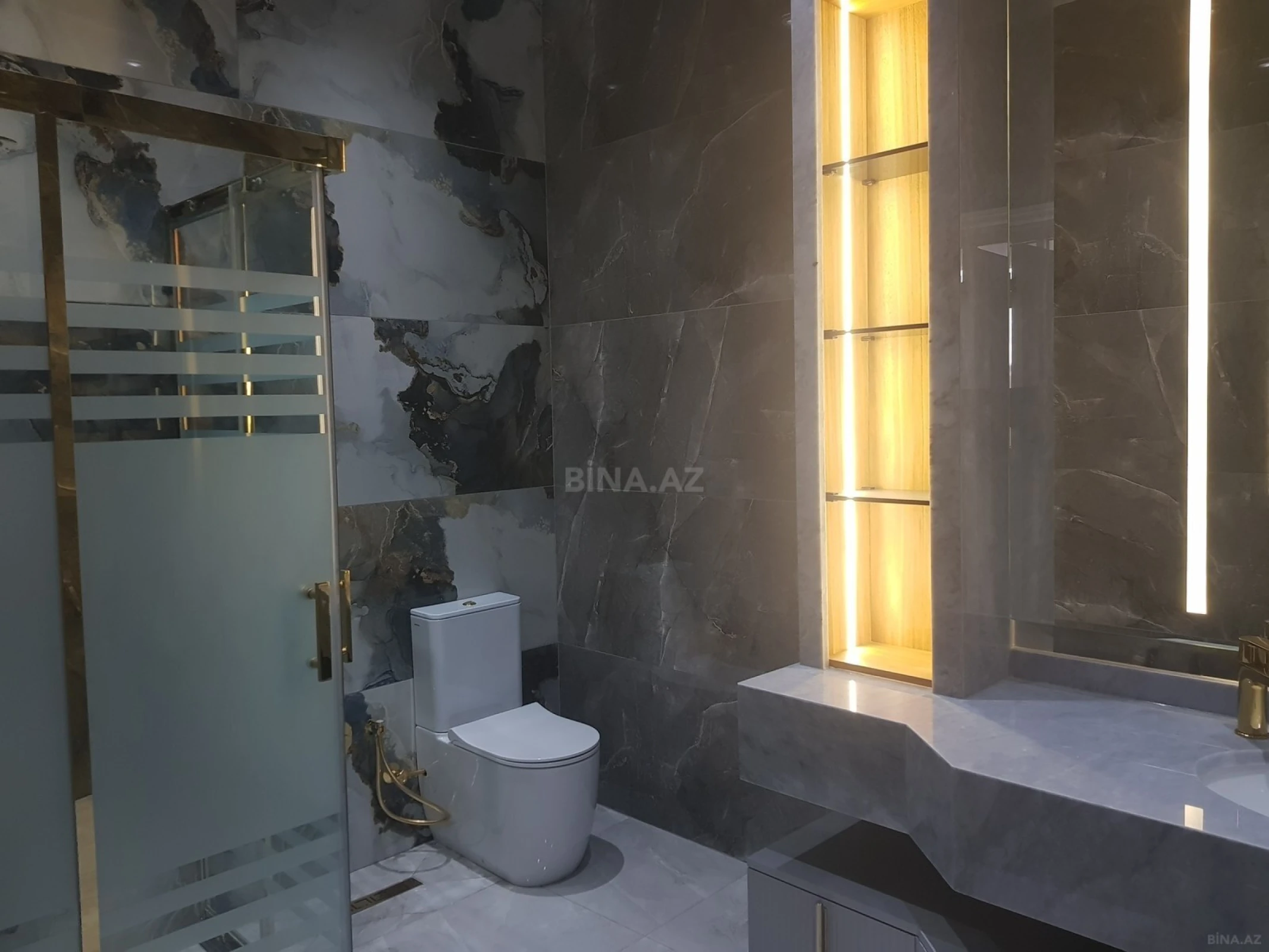 Satılır 13 otaqlı mənzil 1000 m²