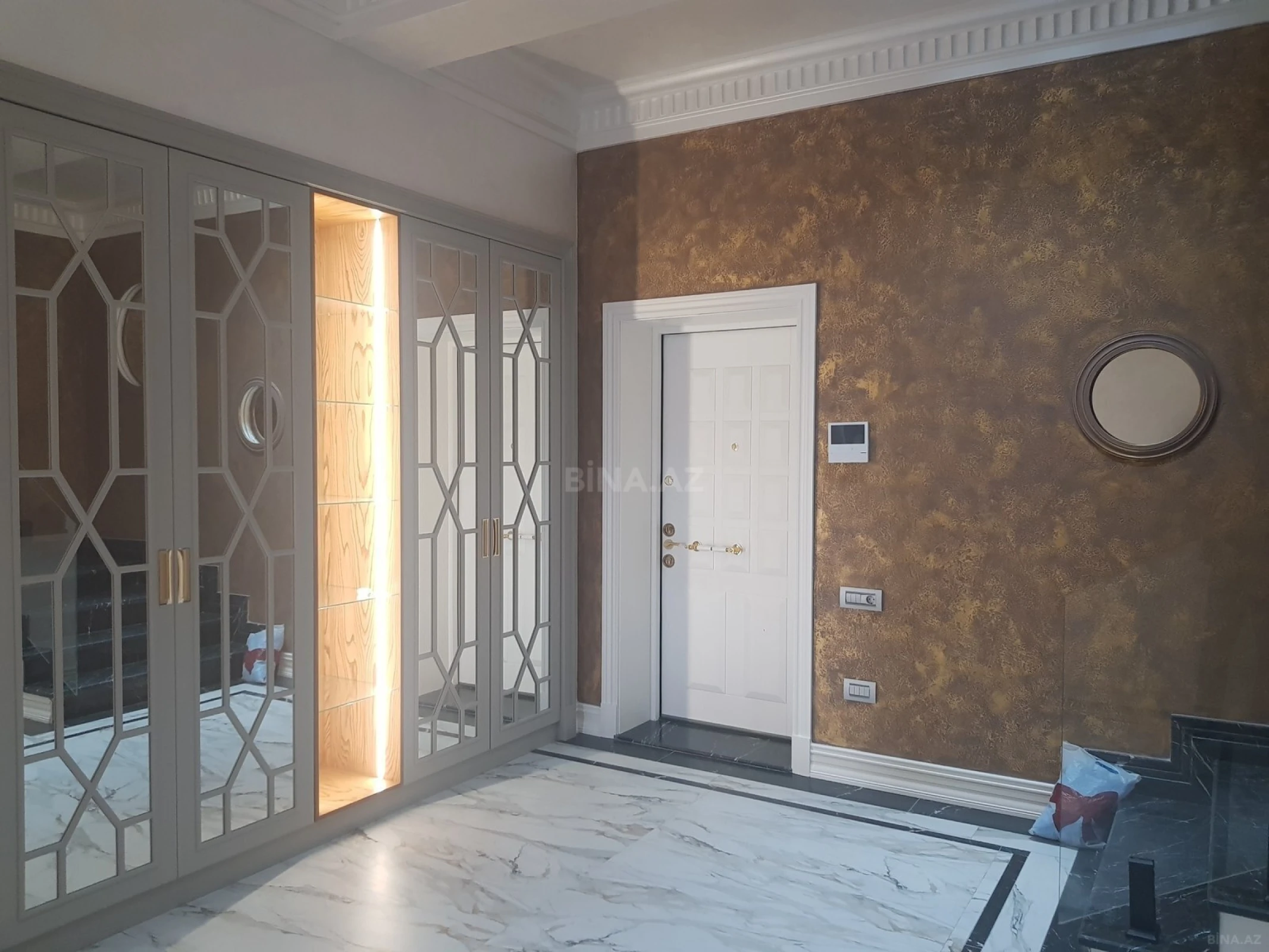 Satılır 13 otaqlı mənzil 1000 m²