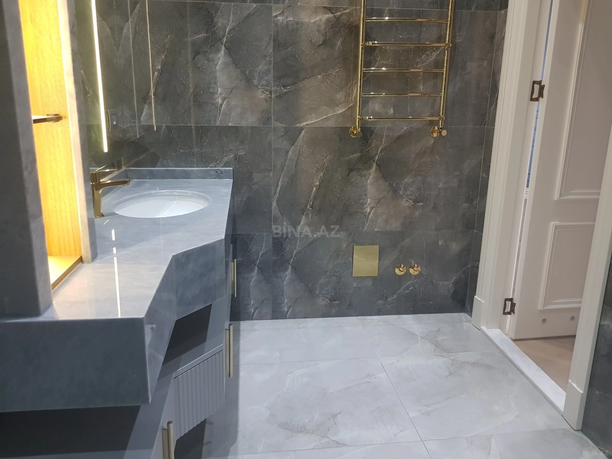 Satılır 13 otaqlı mənzil 1000 m²