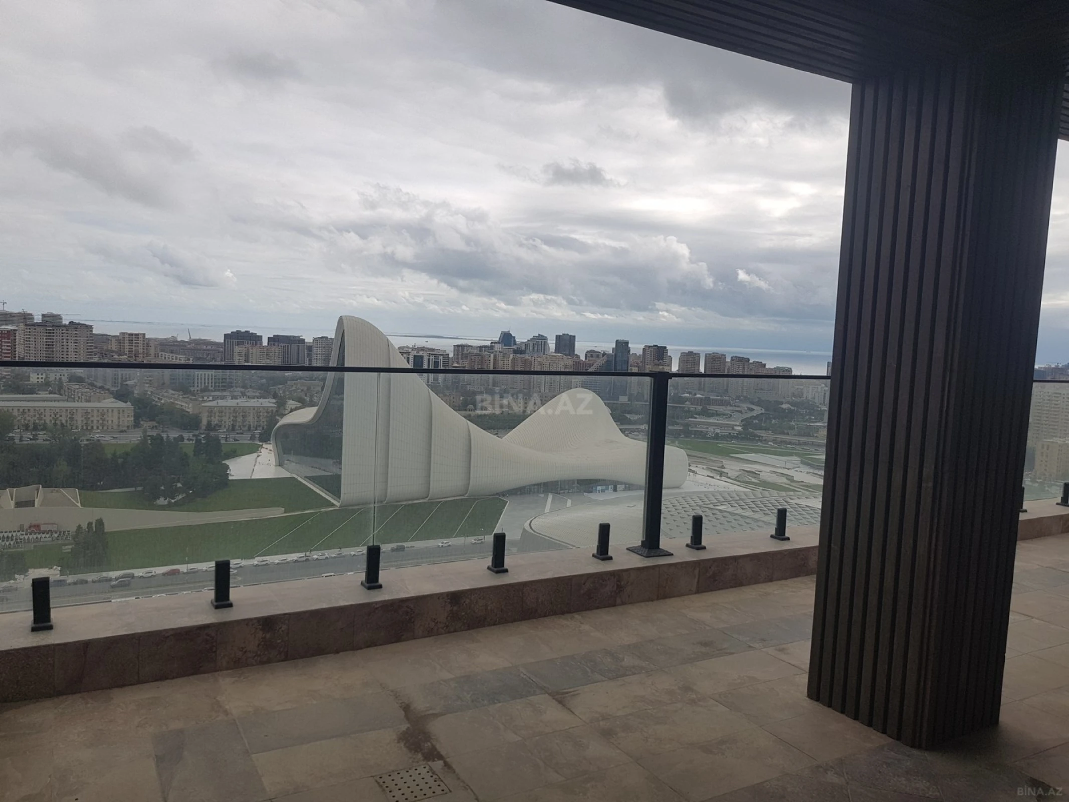 Satılır 13 otaqlı mənzil 1000 m²