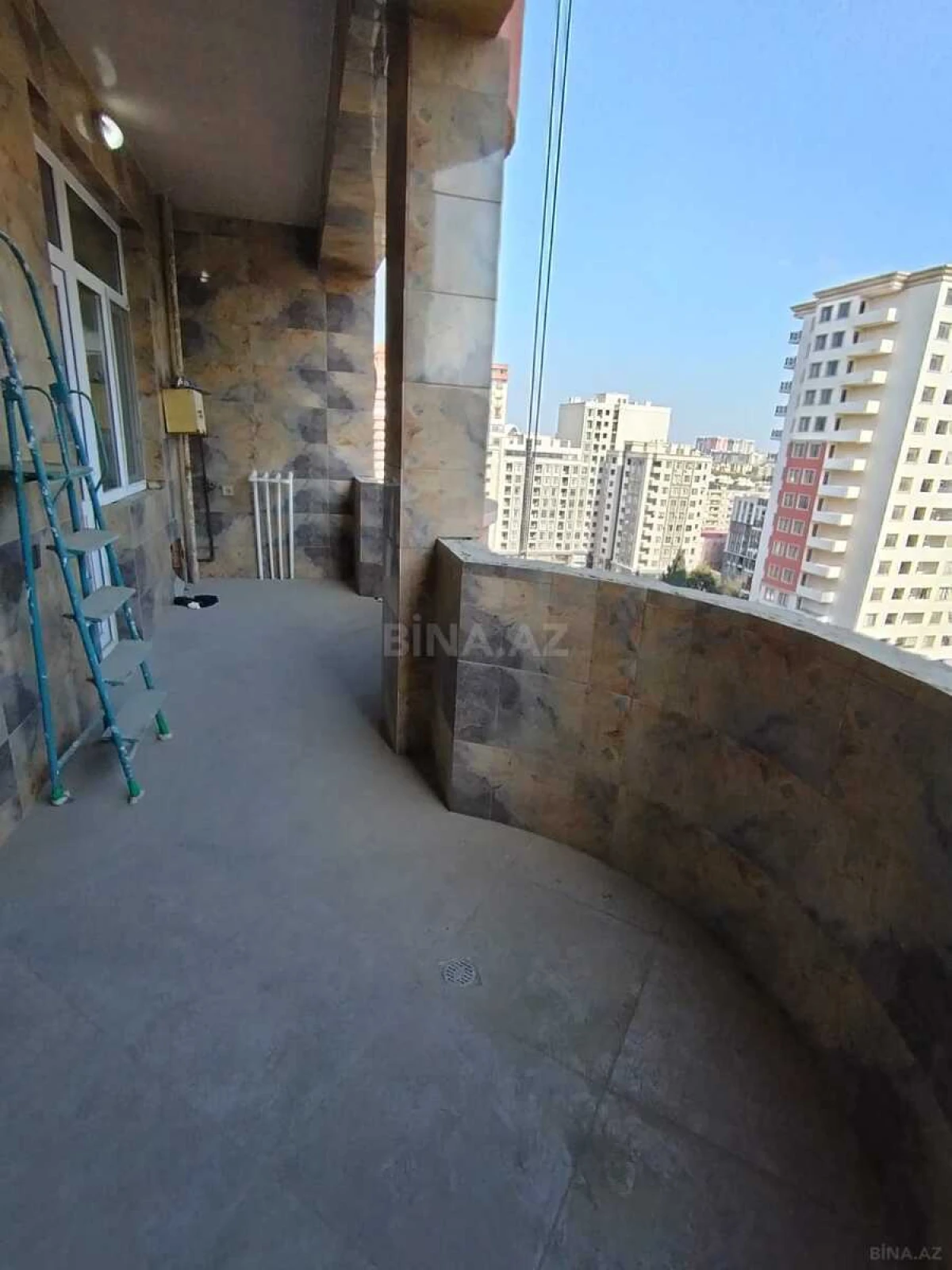 Satılır 3 otaqlı mənzil 145 m²