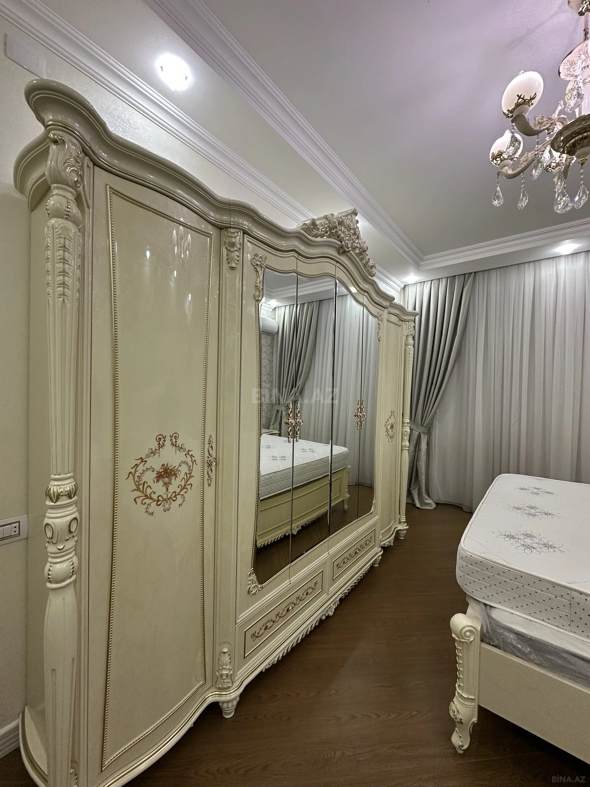 Kirayə verilir 3 otaqlı mənzil 150 m²