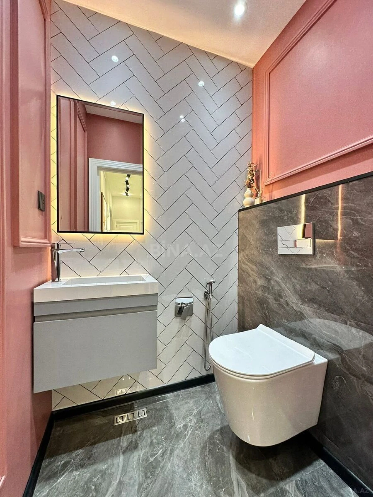 Satılır 2 otaqlı mənzil 68 m²